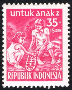 Girls playing “Tjonkak”