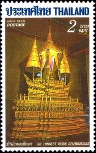 3-canopy Throne On High Gold Dais