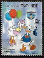 Daisy Duck kissing Donald Duck