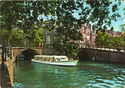 Amsterdam. Gracht med Rondvaartboot