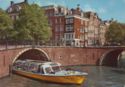 Amsterdam gracht met rondvaartboot